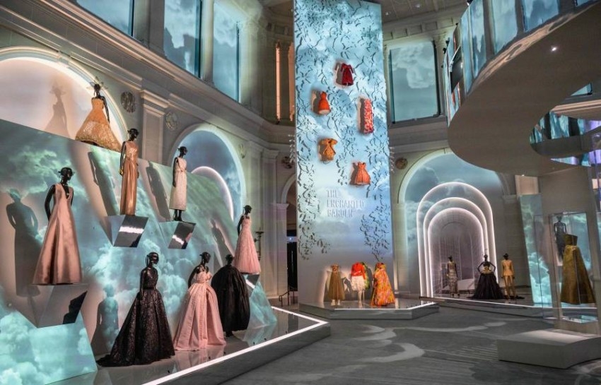 معرض عن «ديور» في نيويورك يوفق بين الثقافة الأمريكية وأزياء الدار الفرنسية