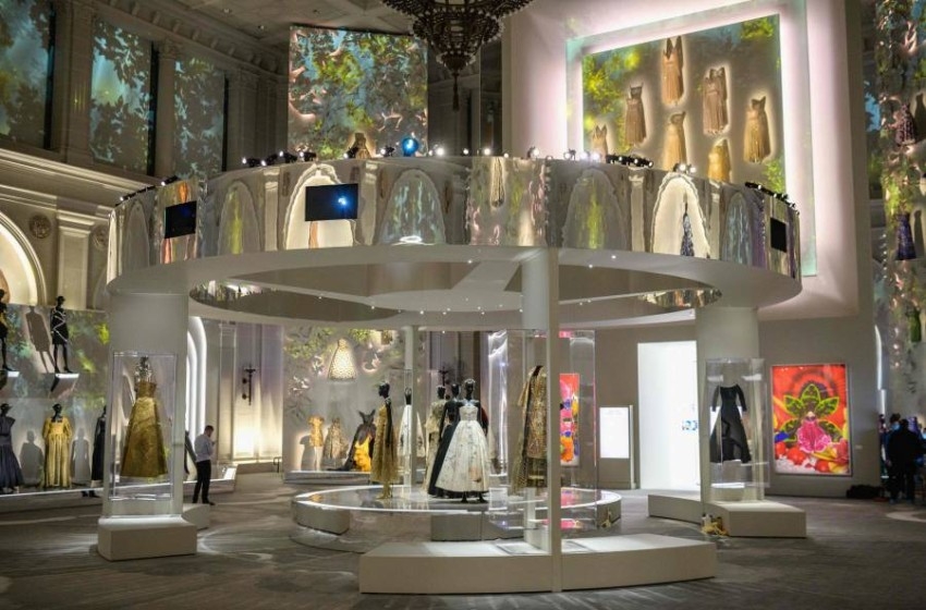 معرض عن «ديور» في نيويورك يوفق بين الثقافة الأمريكية وأزياء الدار الفرنسية
