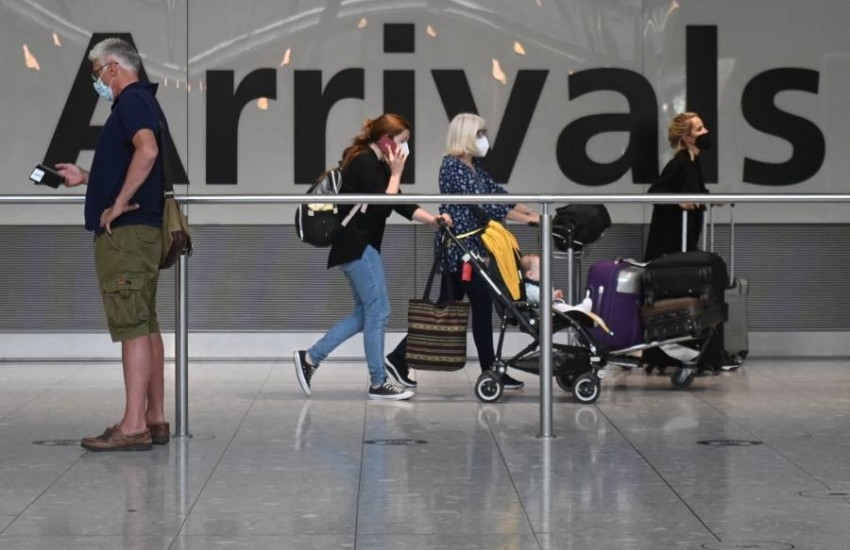 بريطانيا تخفف قيود «كوفيد-19» على المسافرين الدوليين