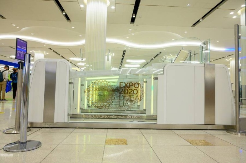 البوابات الذكية في مطارات دبي تتوشح بملصق شعار «إكسبو 2020»