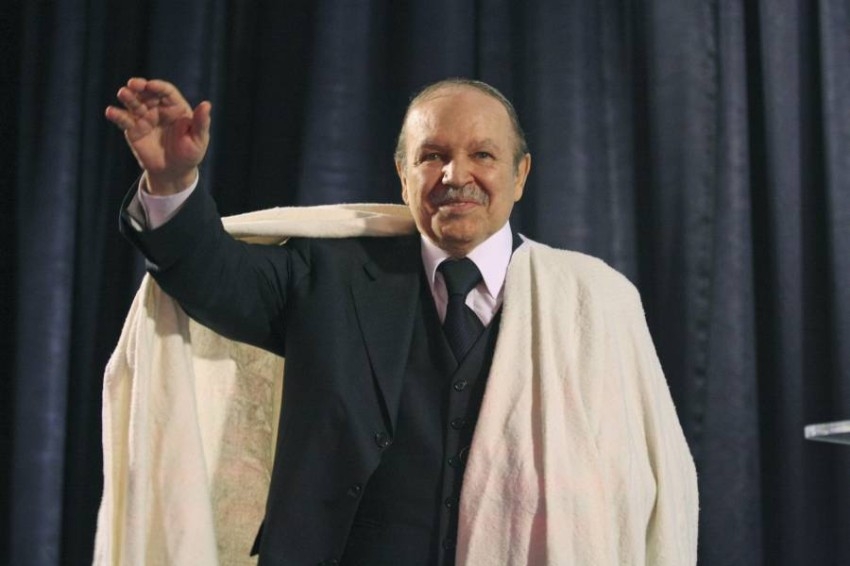 الجزائر: تنكيس العلم الوطني حداداً على وفاة بوتفليقة