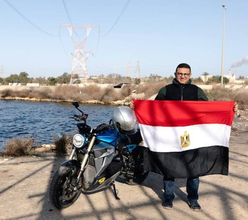 مصري يسجل رقماً قياسياً بدراجة كهربائية