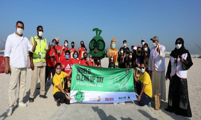 بلدية دبي ودلسكو وجيمس للتعليم ينظمون حملة نظافة للشواطئ