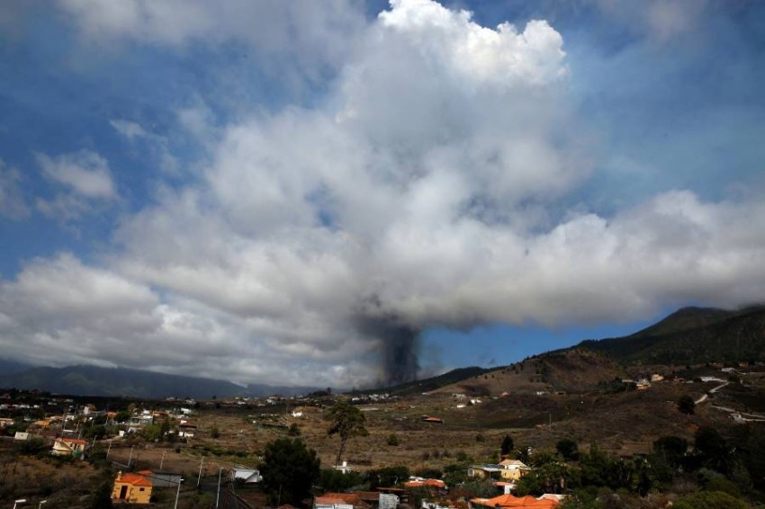 عمليات إجلاء في جزيرة لا بالما الإسبانية بعد تحذير من خطر ثوران بركان