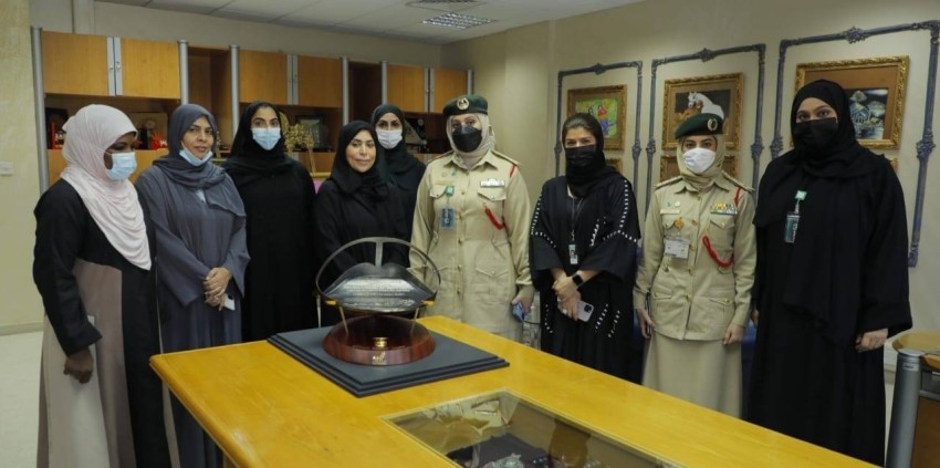 شرطة دبي تهدي هند بنت مكتوم درعاً تذكارية عرفاناً بجهودها