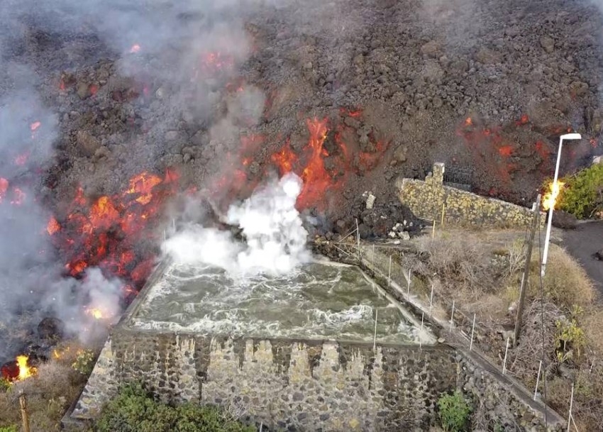 سكان «لا بالما» يحاولون إنقاذ ممتلكاتهم من تدفق الحمم البركانية