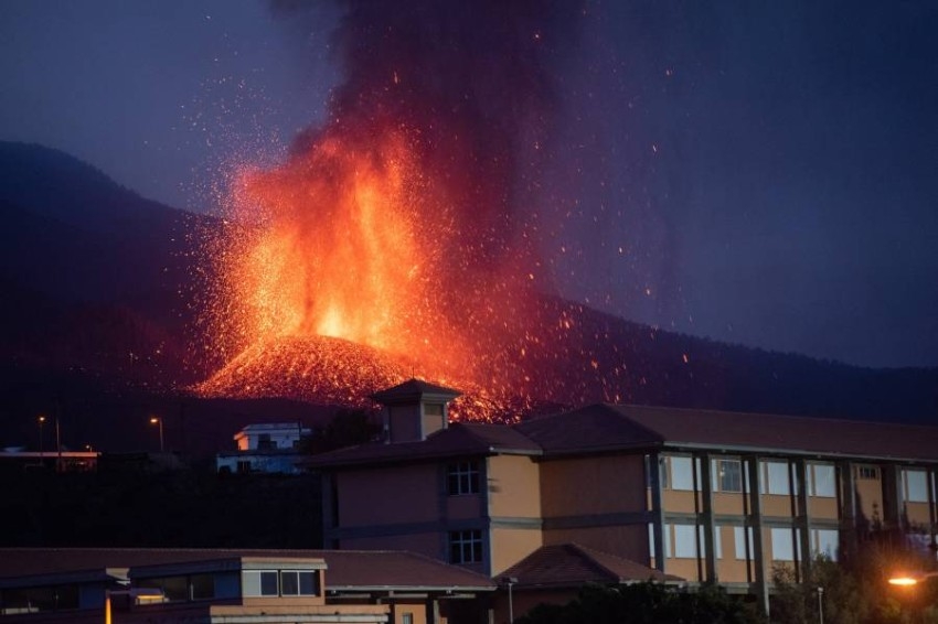 بركان جزر الكناري يقذف الحمم في الهواء والرماد يكسو المنطقة