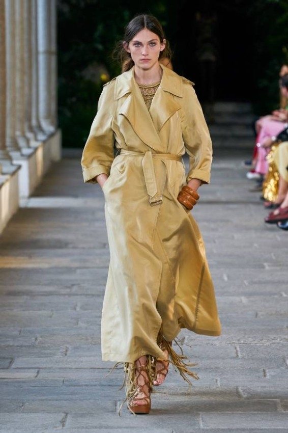 «ألبيرتا فيريتي» تعيد «المكرمية والكروشيه» لأسبوع الموضة في ميلانو