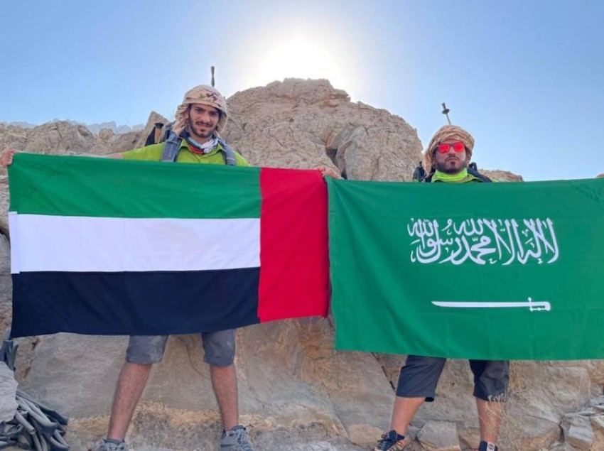 مغامران إماراتيان يحتفلان بالعيد الوطني السعودي أعلى «جيس»