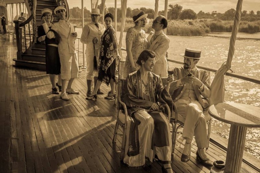 بالصور.. سياح يُحاكون في أسوان رائعة أجاثا «جريمة على ضفاف النيل»