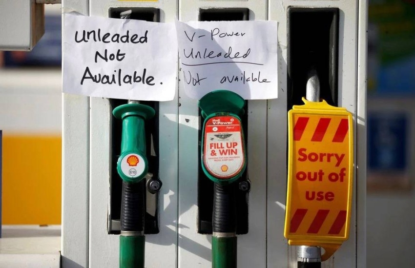 رغم الطوابير.. وزير النقل البريطاني: الذعر الناجم عن نقص الوقود «مختلق»