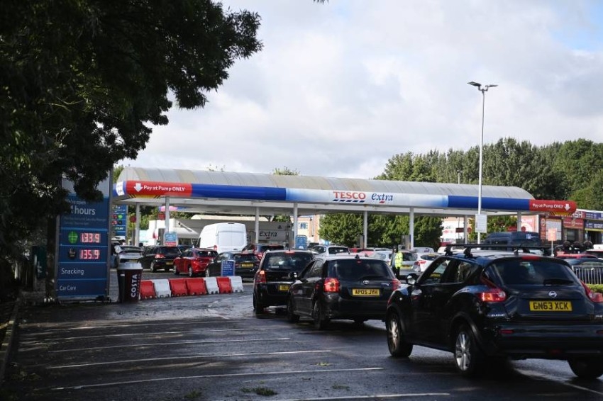 استمرار التهافت على شراء الوقود في بريطانيا