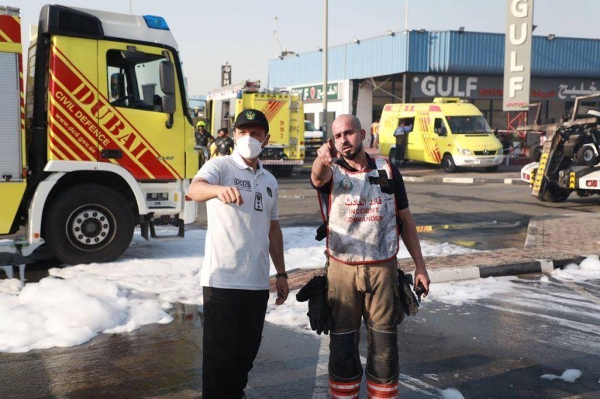 السيطرة على حريق ألحق أضراراً بـ55 سيارة في دبي