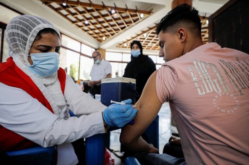 مصر تتيح تطعيماً فورياً ضد كوفيد-19 وسط الموجة الرابعة للجائحة