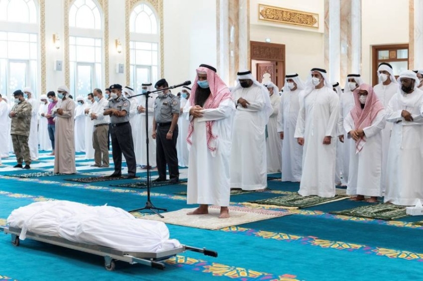 سيف بن زايد يتقدم مشيعي جثمان شهيد الواجب خميس الهولي في دبي