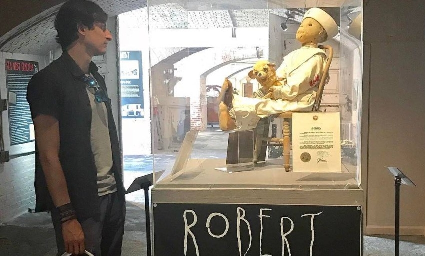 متحف يحذر الزوار من لعنات الدمية «روبرت»