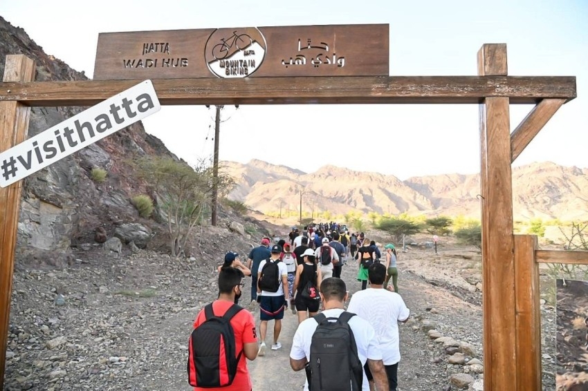 320 متطوعاً يتسلقون جبال حتا للتعريف بالمعالم السياحية بدبي