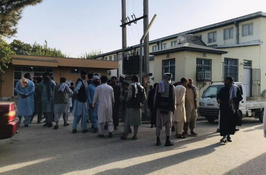50 قتيلاً و140 جريحاً على الأقل في تفجير انتحاري داخل مسجد بأفغانستان