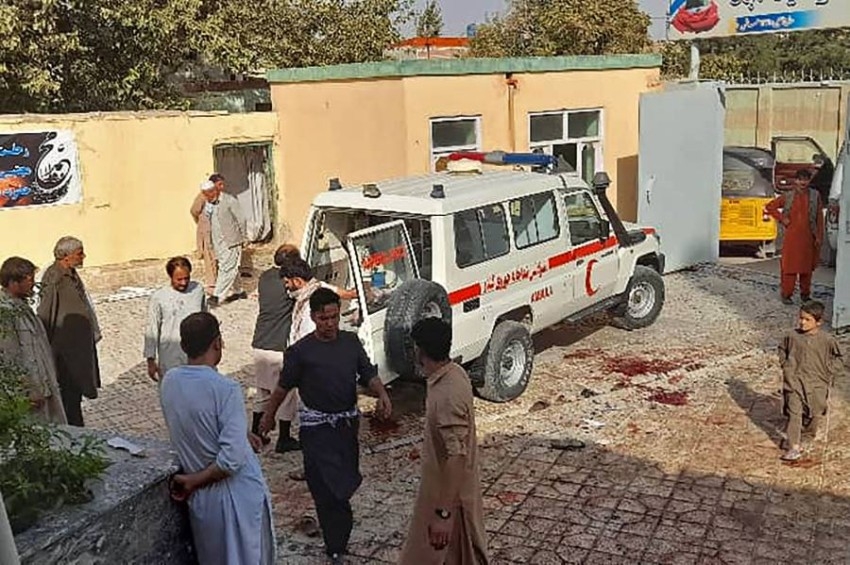 50 قتيلاً و140 جريحاً على الأقل في تفجير انتحاري داخل مسجد بأفغانستان