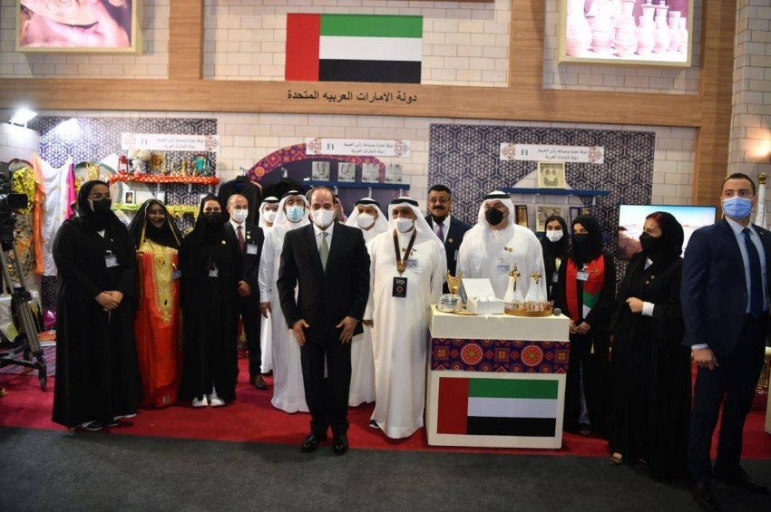 الرئيس المصري يزور جناح دولة الإمارات بمعرض تراثنا
