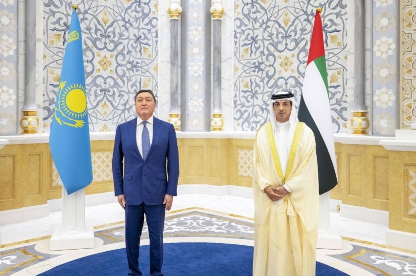 منصور بن زايد ورئيس وزراء كازاخستان يشهدان توقيع شراكة مشاريع بين البلدين