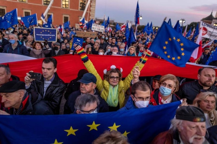 بولندا تواجه غضب محتجين يتمسكون بالاتحاد الأوروبي