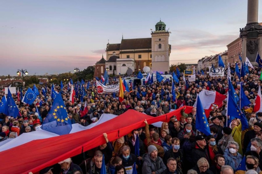 بولندا تواجه غضب محتجين يتمسكون بالاتحاد الأوروبي