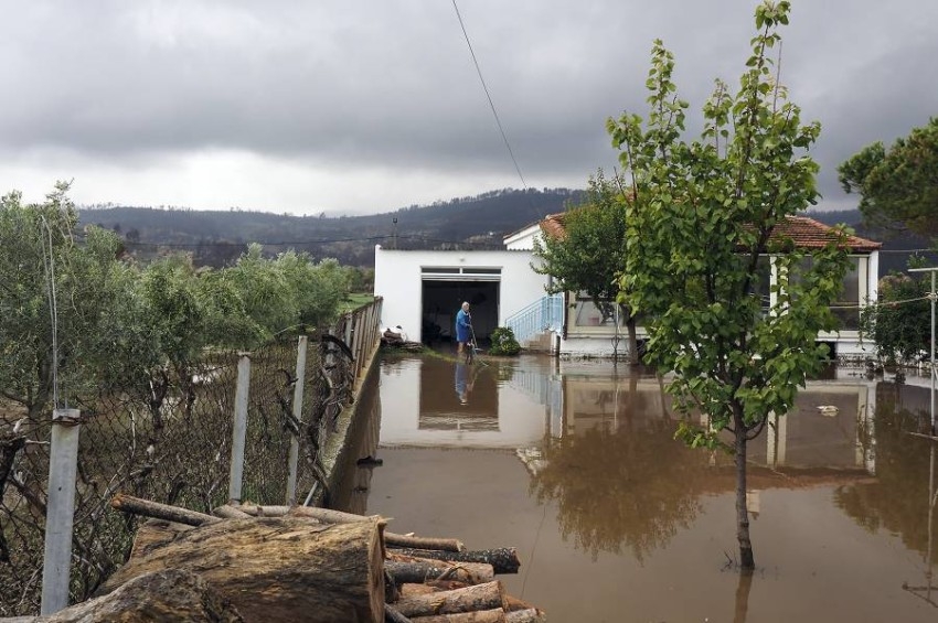 الفيضانات تغمر جزيرة إيفيا اليونانية وتشكل انزلاقات طينية
