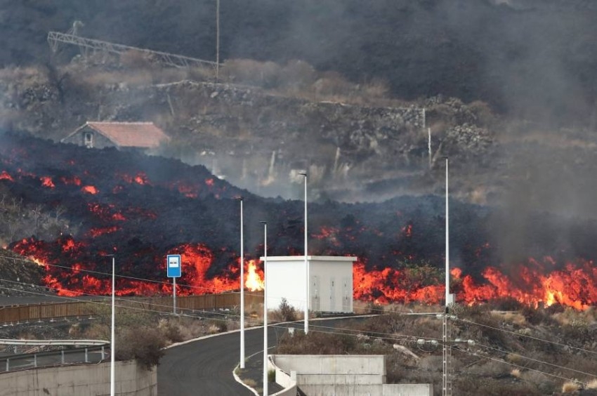 حمم بركان «لا بالما» الإسبانية تجبر 800 شخص على مغادرة منازلهم