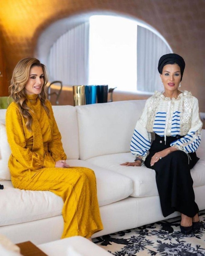 الملكة رانيا أنيقة باللون الأصفر الخردلي بأحدث مناسبة لها.. وظهور مميز للشيخة موزا