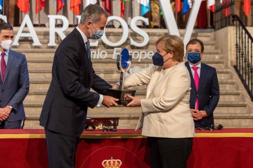 ملك إسبانيا يمنح ميركل جائزة تشارلز الخامس الأوروبية