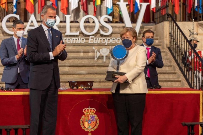 ملك إسبانيا يمنح ميركل جائزة تشارلز الخامس الأوروبية