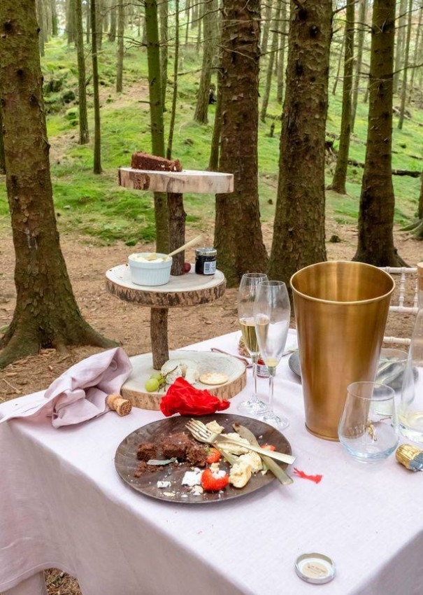 طاولة طعام وسط غابة تثير الحيرة في بريطانيا