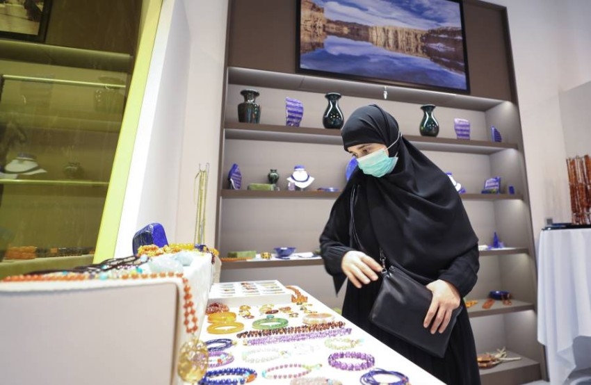 مشغولات وألبسة تقليدية بالجناح الأفغاني المشارك ب"إكسبو 2020 دبي"