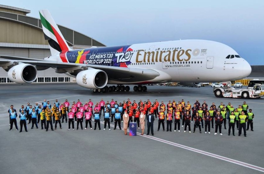 «طيران الإمارات» تزين إحدى طائراتها «A380» بملصق خاص