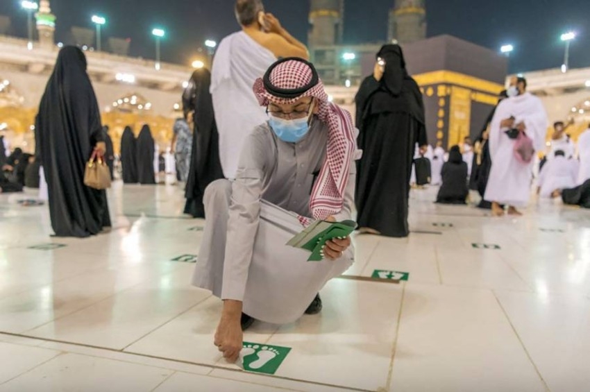 الصلاة في المسجد الحرام بمكة من دون تباعد اجتماعي