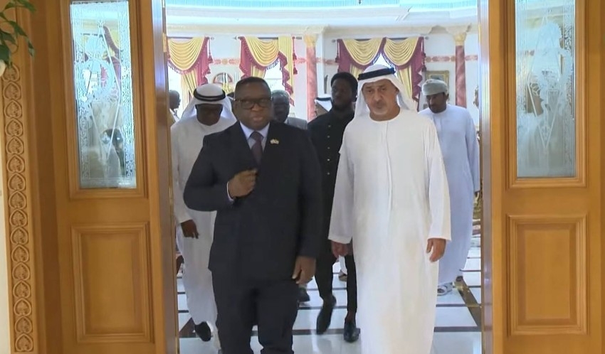 سلطان بن خليفة يستقبل رئيس سيراليون