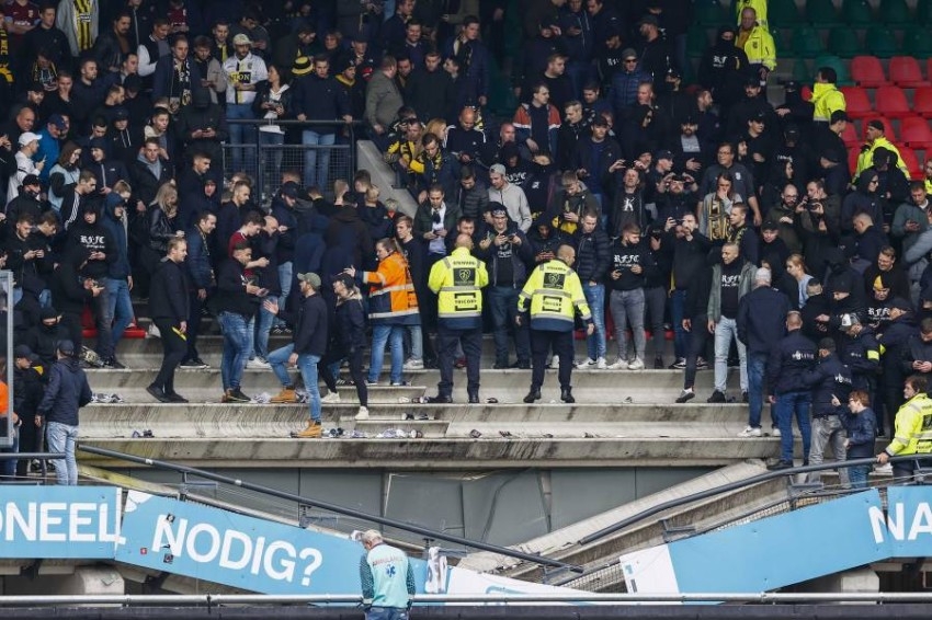 انهيار مدرج ملعب في هولندا خلال احتفال الجماهير مع اللاعبين