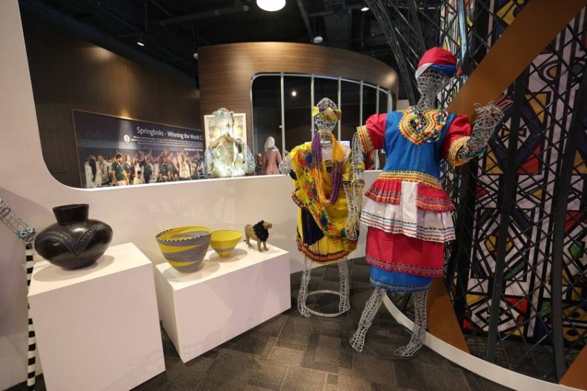 أزياء ملونة وأدوات مصنوعة منزلية تقليدية ولوحات بجناح جنوب أفريقيا ب"إكسبو 2020 دبي"