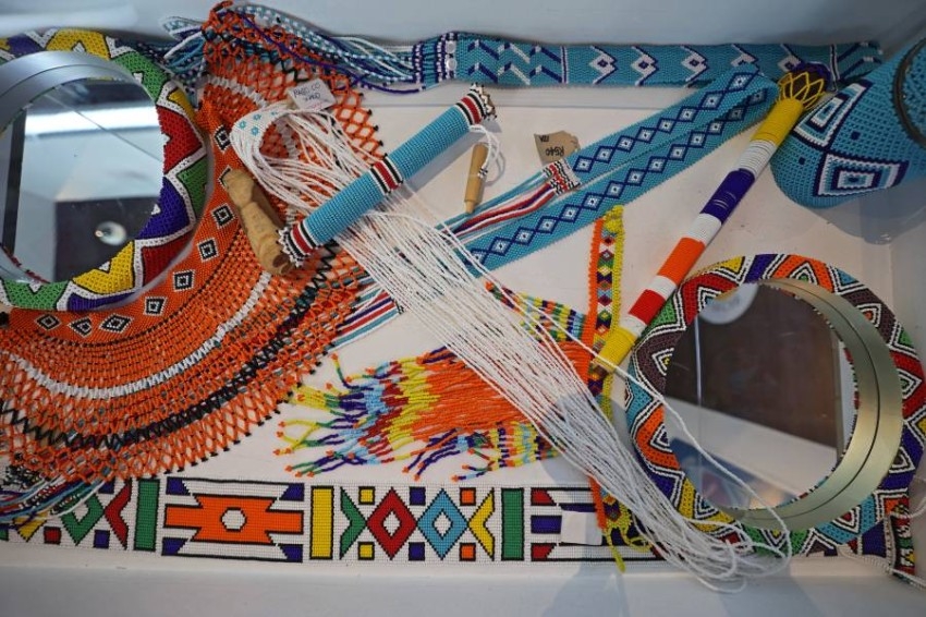أزياء ملونة وأدوات مصنوعة منزلية تقليدية ولوحات بجناح جنوب أفريقيا ب"إكسبو 2020 دبي"