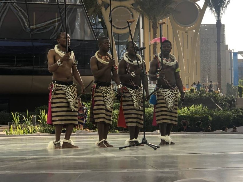 رجال ونساء «إسواتيني» يسردون تاريخهم برقصات تراثية
