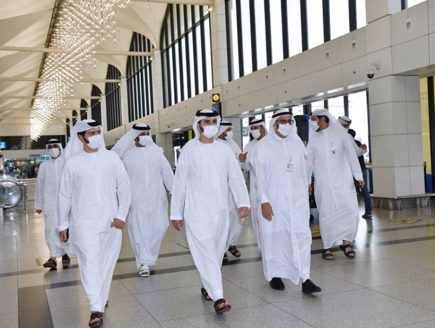 خلال زيارته مطار دبي.. منصور بن محمد: مستعدون لاستقبال أعداد كبيرة من الزوار