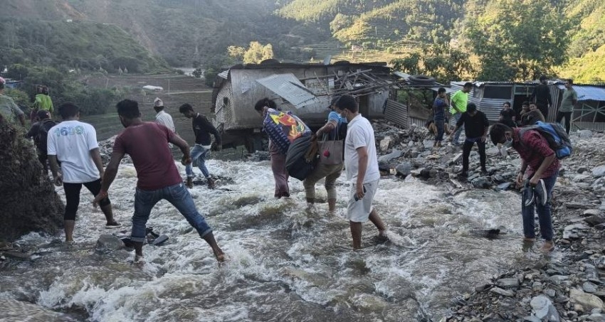 نحو 100 قتيل و40 مفقوداً جراء الفيضانات والانهيارات الأرضية في نيبال
