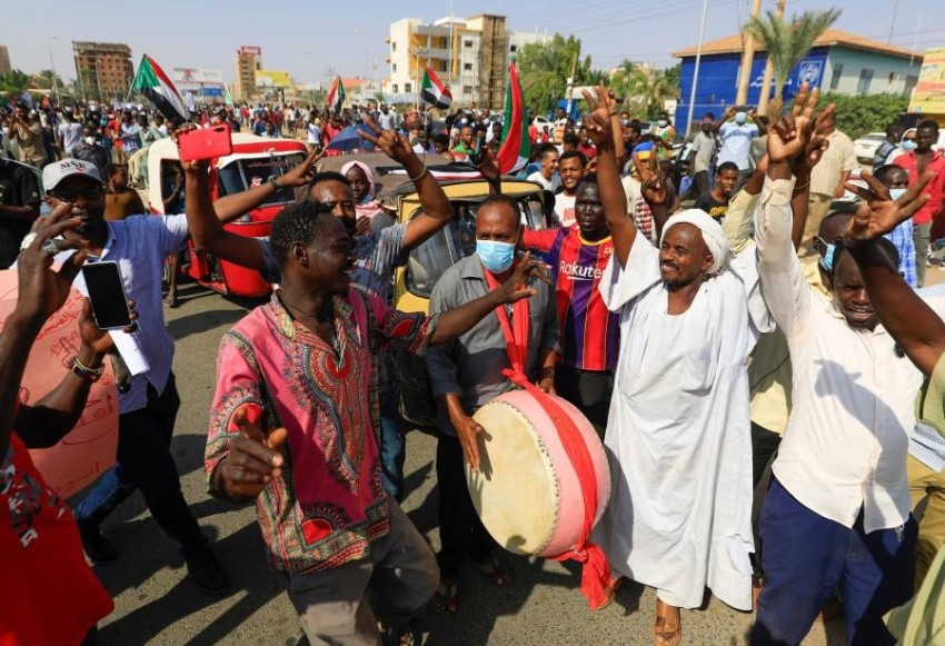 موالون للجيش وأنصار الحكم المدني في شوارع الخرطوم