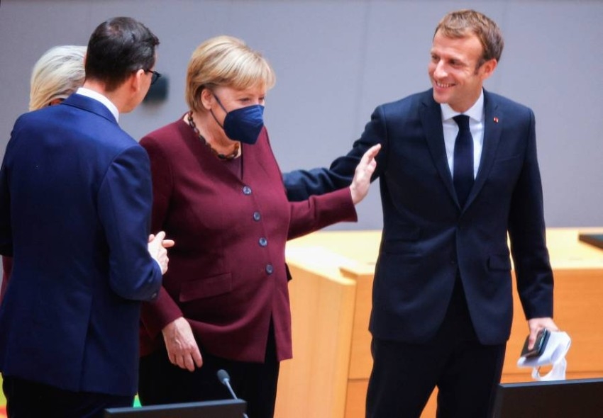 القادة الأوروبيون يصفقون وقوفاً لميركل في قمتها الأخيرة