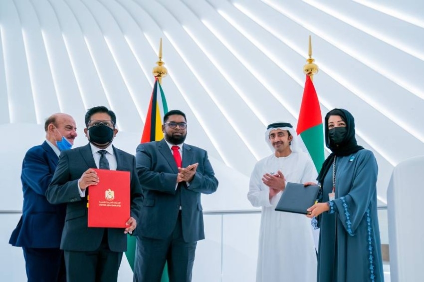 عبدالله بن زايد ورئيس غويانا يشهدان التوقيع على مذكرة تفاهم بين البلدين في إكسبو 2020