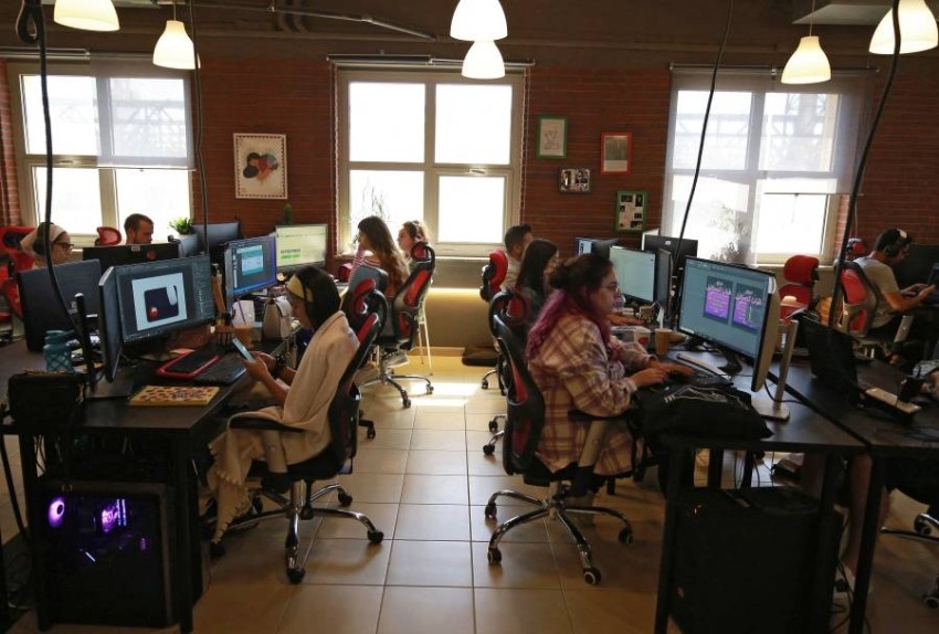 مطورين وعاملين في مكتب "طماطم" الأردني المطور والناشر للعديد من ألعاب الموبايل
