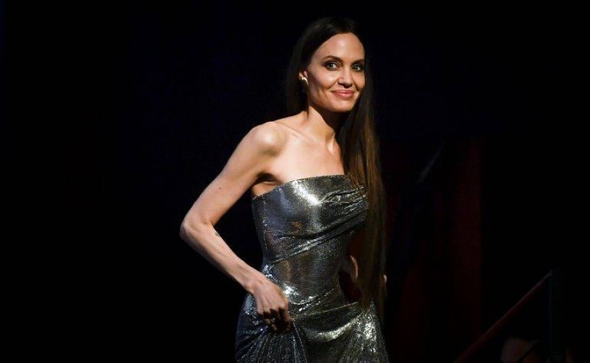 أنجلينا جولي مشعة بالفضي في عرض Eternals في روما