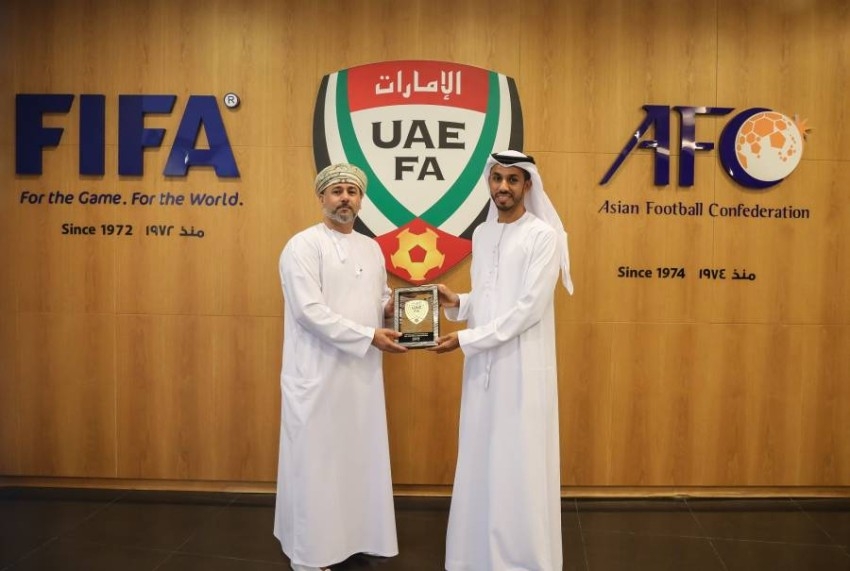 اتحادا الكرة في الإمارات وعمان يبحثان التعاون المشترك