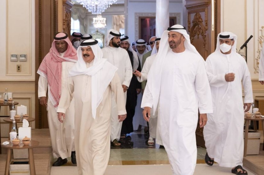 محمد بن زايد يستقبل ملك البحرين